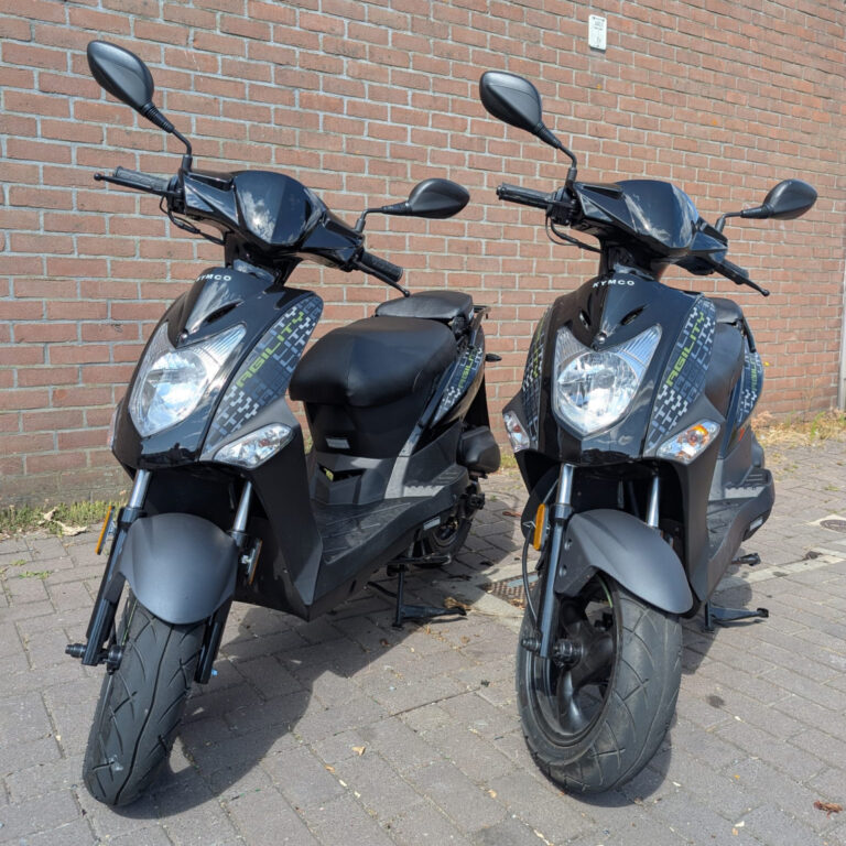 Twee Kymco Agility lesscooters van Verkeersschool Post geparkeerd voor scooterrijles in IJmuiden